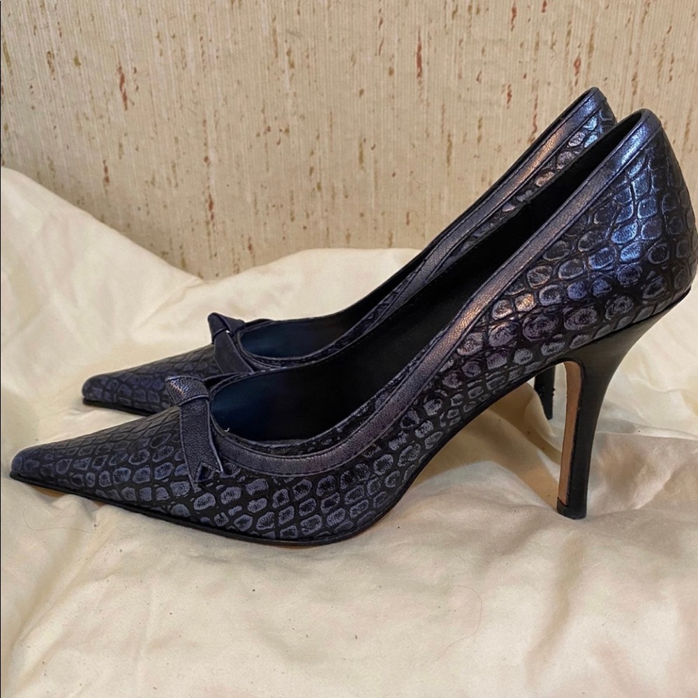 NWOB Laundry by Shelli Segal crocodile bow pumps. - Picture 2 of 5